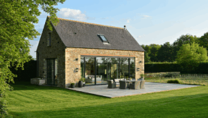 Rénover une grange ancienne pour en faire un espace moderne représente un défi aussi passionnant que technique. Entre le charme intemporel des structures rustiques et les exigences du confort contemporain, ce projet demande une planification rigoureuse et un équilibre subtil […]