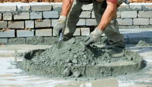 Le domaine de la construction regorge de matériaux essentiels dont les caractéristiques influencent directement la durabilité et la qualité des ouvrages. Parmi ces matériaux, le mortier est un incontournable, avec ses différentes variantes adaptées à des besoins spécifiques. Le mortier […]