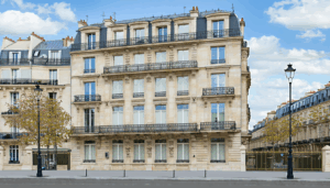 Au cœur de Paris, les immeubles haussmanniens dessinent le visage élégant et uniforme d’une capitale au riche passé. Nés des immenses travaux du baron Haussmann, ces bâtiments à la fois sobres et majestueux incarnent une époque de renouveau où l’esthétique […]